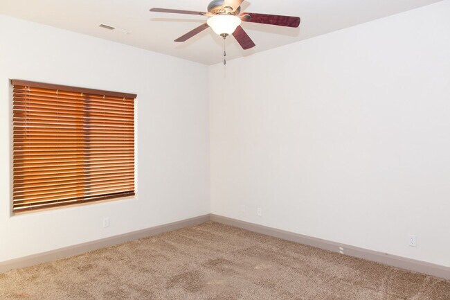 Building Photo - 3 Bedroom Single-Family Home in Central Hu...