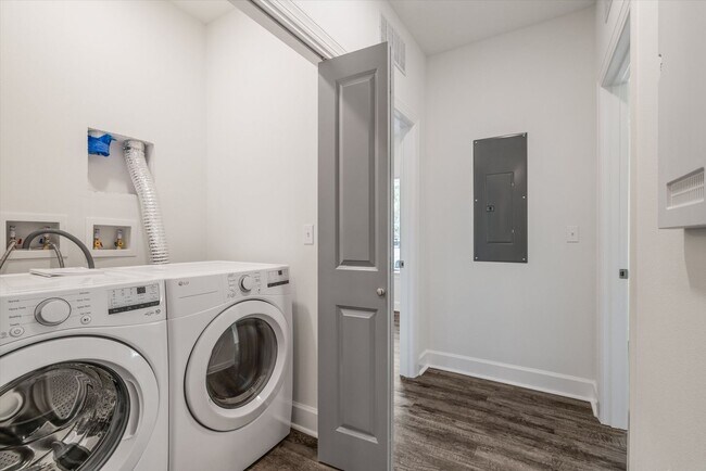 Building Photo - 5/5.5 Townhomes, Built 2024, Walk to stadium! Available August 2026!