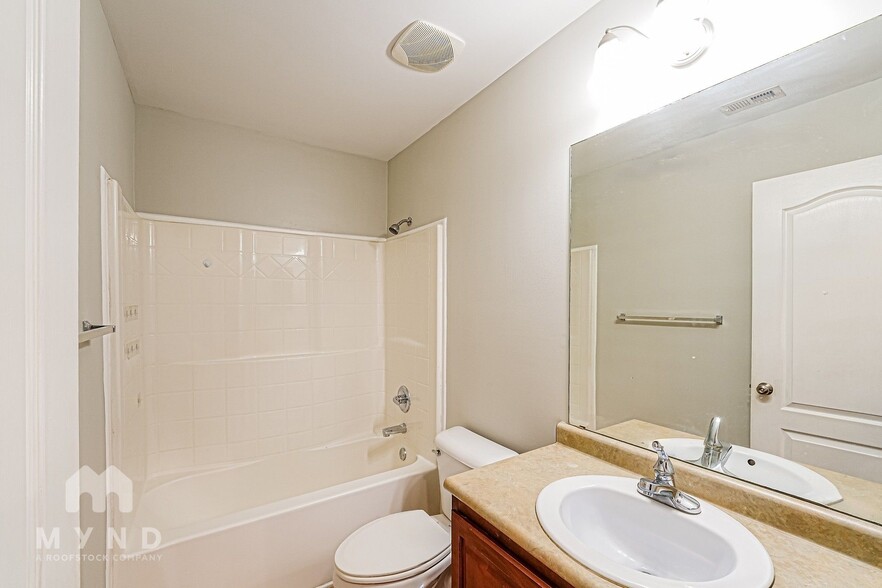 Building Photo - 4053 Cambridge Dr