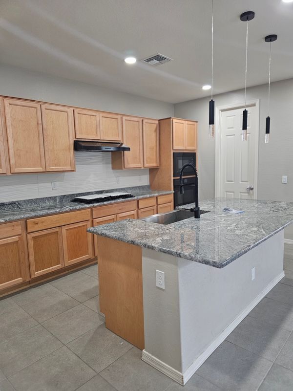 Building Photo - 15092 W Portland St