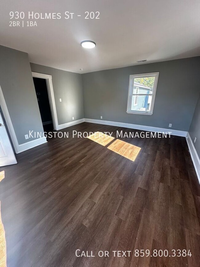 Building Photo - Newly Renovated 2 Bedroom Now Available! 1...