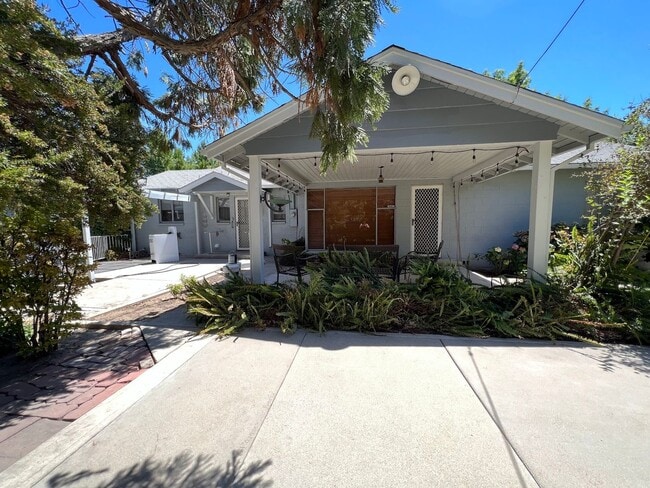 Building Photo - Charming home