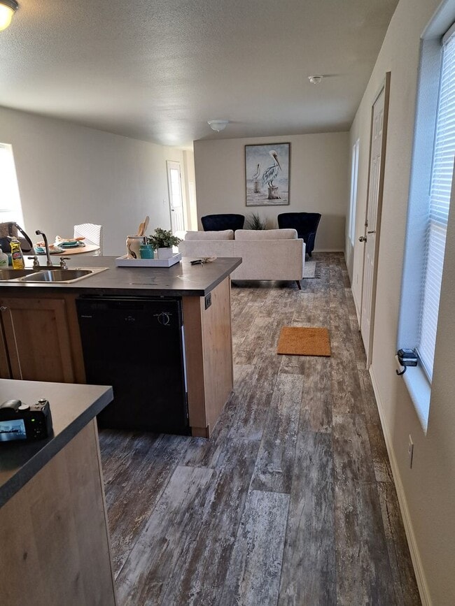 Building Photo - Updated Three Bedroom