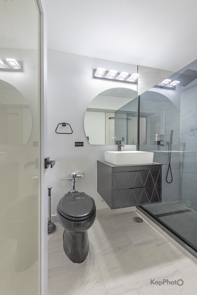 Building Photo - 7337 S South Shore Dr