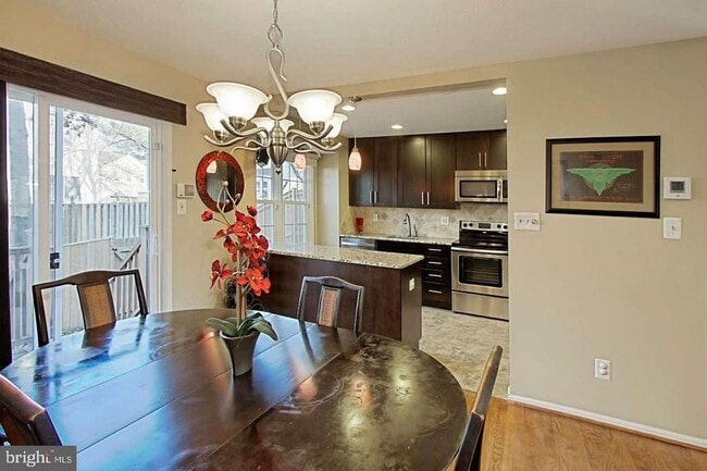 Building Photo - 5 S Floyd St