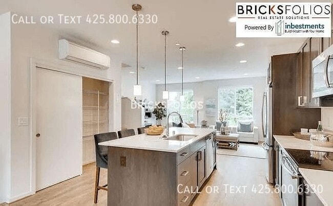 Building Photo - Don’t Miss This! Stunning Corner-Unit Lynnwood Townhome with Guest Suite