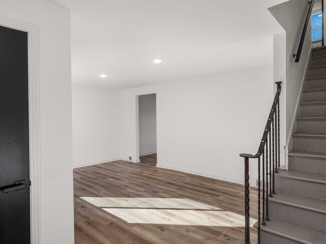 Building Photo - AVAILABLE NOW! STUNNING 3 BEDROOM IN PENN ...
