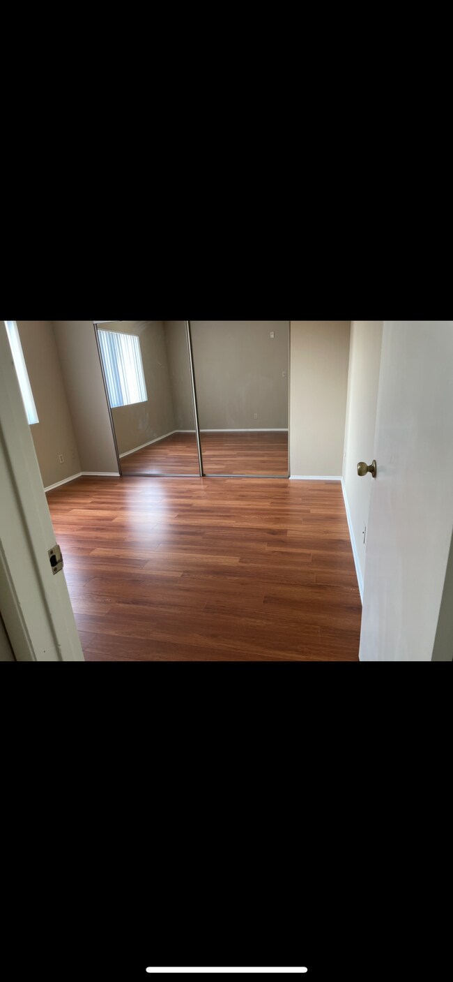 Building Photo - 215 E Elmwood Ave