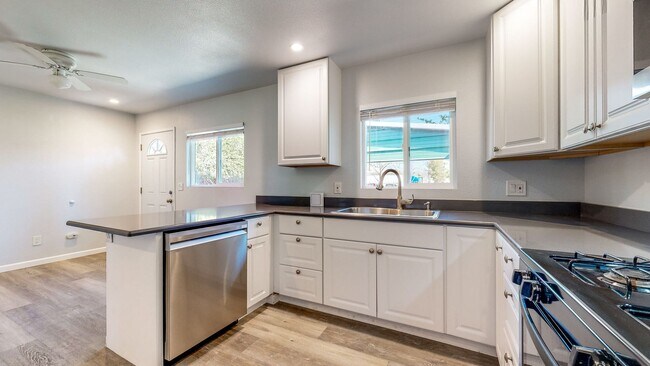 Building Photo - Gated and fully remodeled 1 bedroom 1 bath...