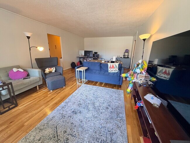 Building Photo - 33 Pond Ave