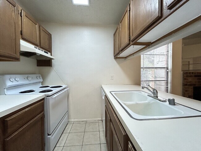 Building Photo - Cute Duplex in Whisperwood