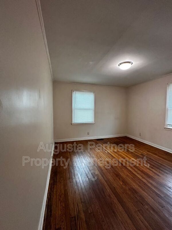 Building Photo - 3224 York Dr