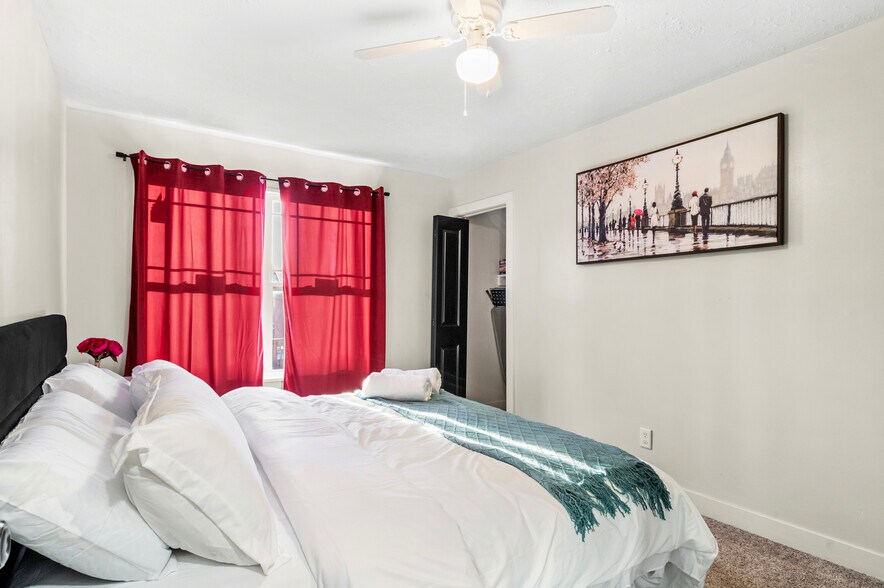 Building Photo - 3310 E 9th St