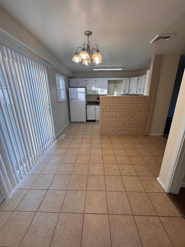 Building Photo - 3504 Oakview Dr