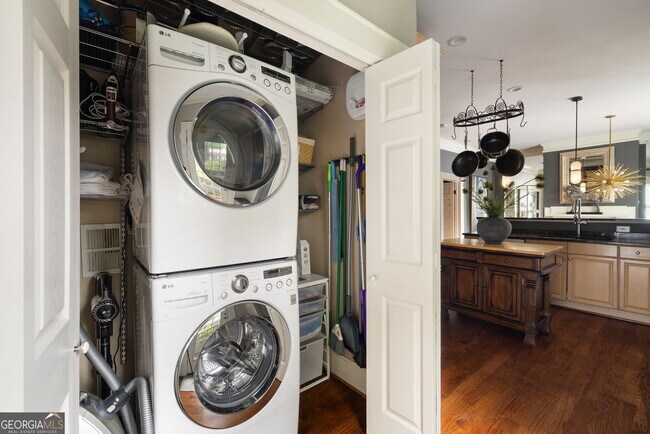 Building Photo - 28 Clay St SE