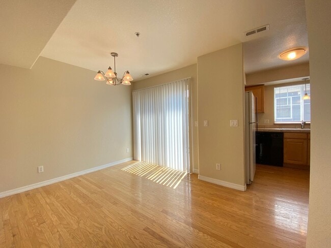 Building Photo - Renovated 2 Bedroom 2.5 Bathroom Condo in ...