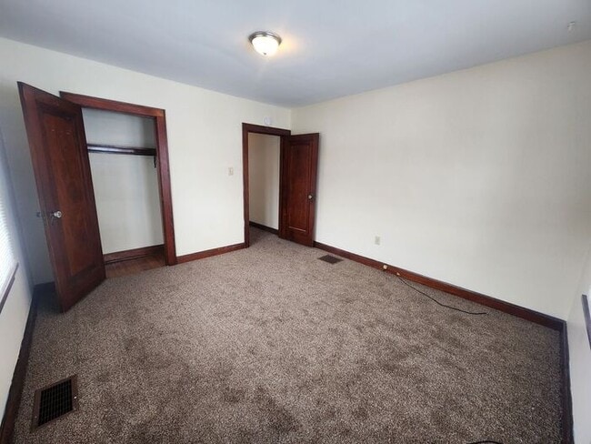 Building Photo - 2 Bedroom Home Near Union Hospital - Pets Welcome!