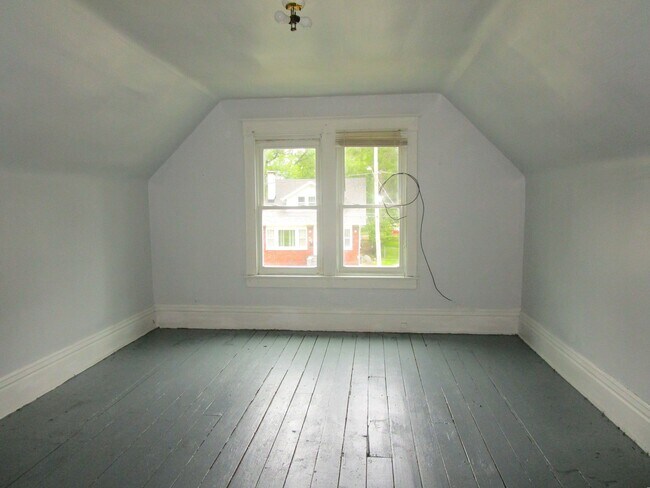 Building Photo - 1613 W Kettelle St
