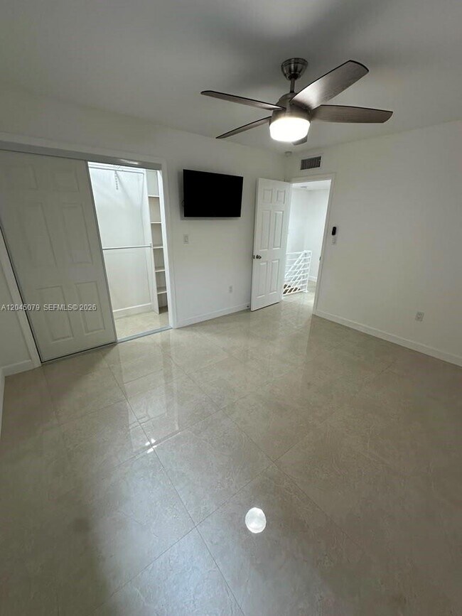 Building Photo - 1560 W 46th St