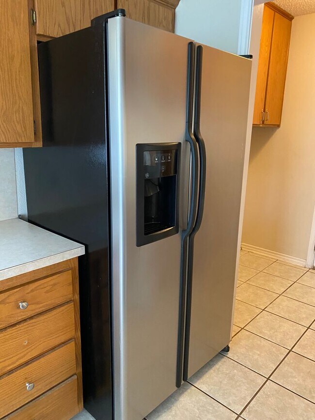 Building Photo - 3 Bed 2 Bath - close to city trail