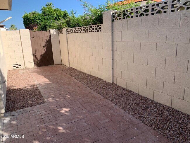 Building Photo - 7721 E Sandalwood Dr