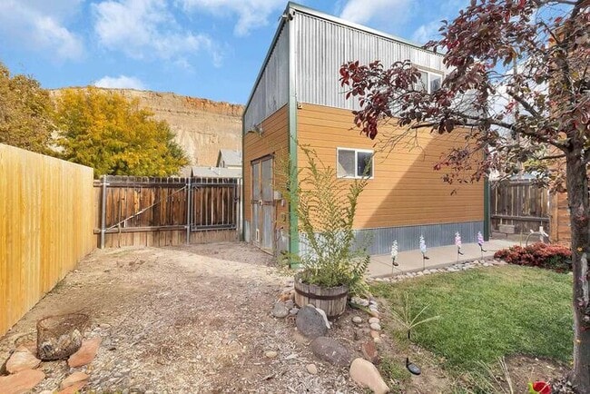 Building Photo - 2 bedroom in Prime Palisade Location