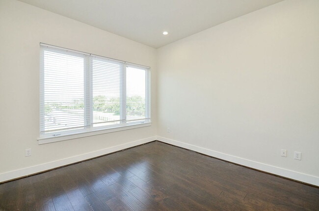 Building Photo - 2103 Engelmohr St