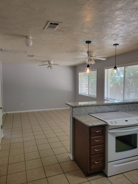 Building Photo - 1907 Pine Tree Dr