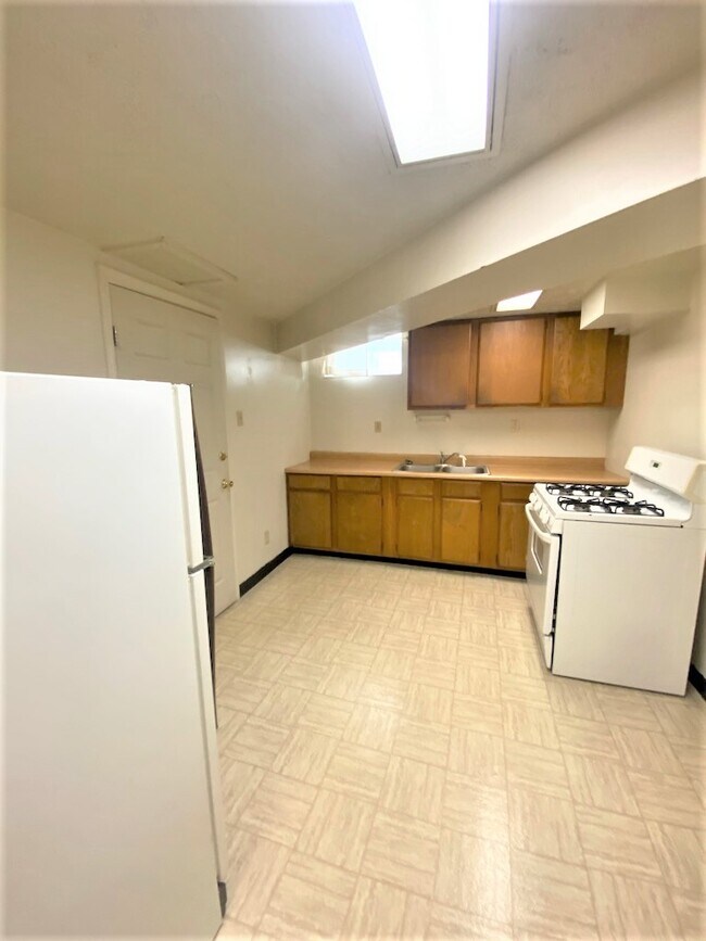 Building Photo - 342 Grosvenor Ave