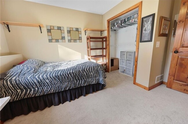 Building Photo - 4 Bedroom Townhome