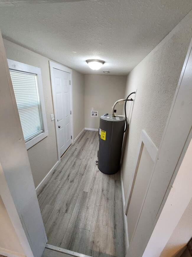 Building Photo - Spacious 1-Bedroom, 1-Bathroom Home AVAILA...