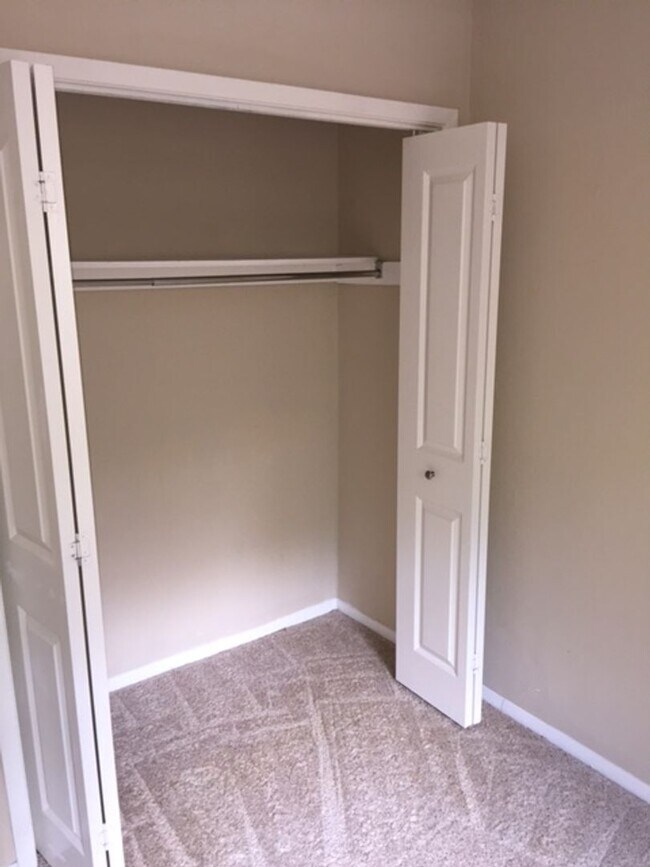 Building Photo - Call today and move in quickly before its ...
