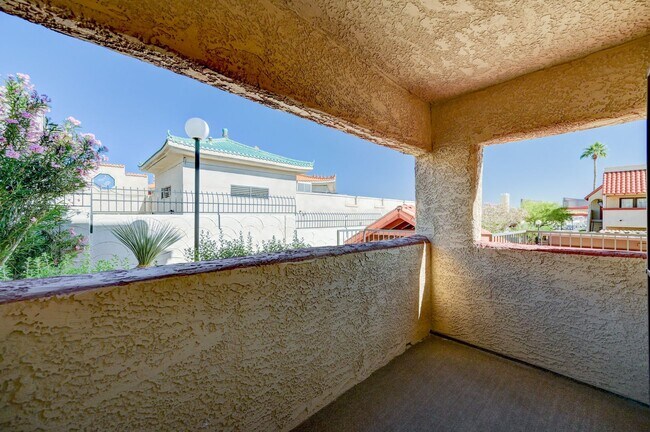 Building Photo - Clean and Ready to Move-in