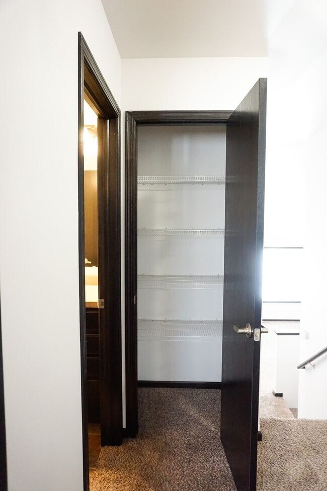 Building Photo - 3 Bed 3 Bath Twin Home