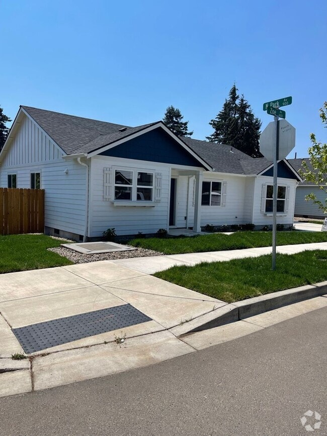 Building Photo - Newer 3 Bedroom, 2 Bathroom, 2 Car Garage,...