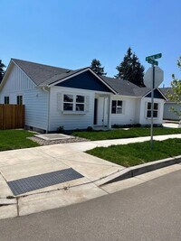 Building Photo - Newer 3 Bedroom, 2 Bathroom, 2 Car Garage,...