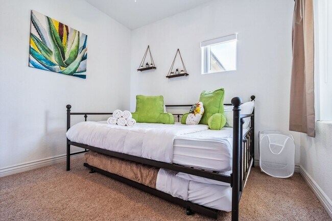 Building Photo - 3 BR + Bonus, Fully furnished, Includes Ut...