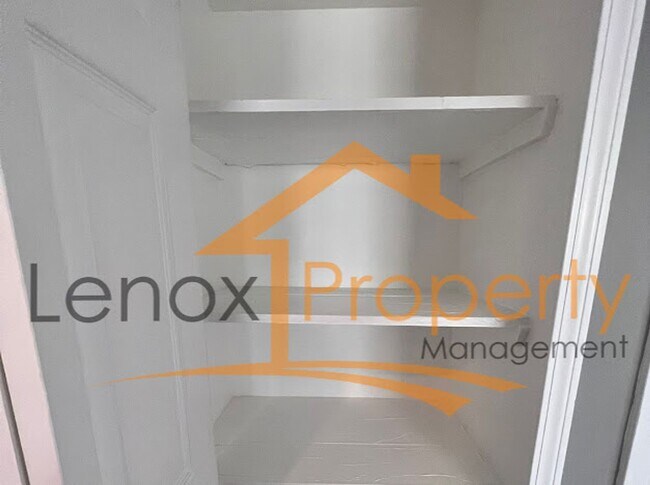 Building Photo - 3 Bedroom Home In Westland $300 off First Month Rent