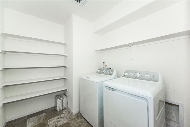Building Photo - 708 Pinnacle Dr