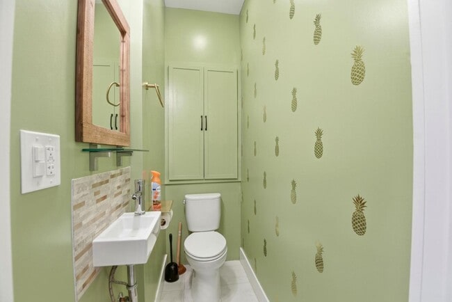 Building Photo - 1610 W 36th Pl