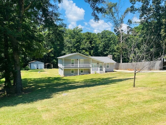 Building Photo - Beautiful 3 bedroom, 3 bathroom with large...