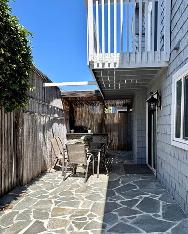 Building Photo - 2512 Santa Ana Ave