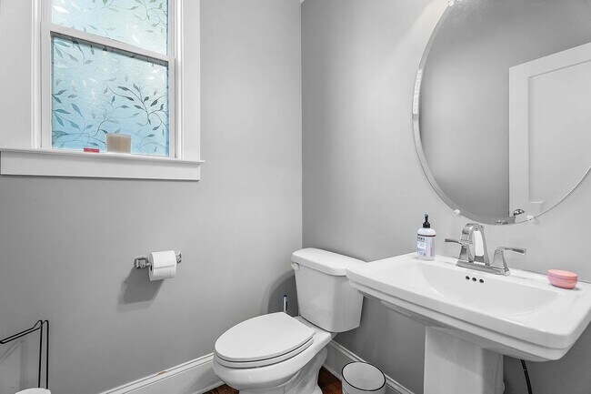 Building Photo - 1725 7th Ave N