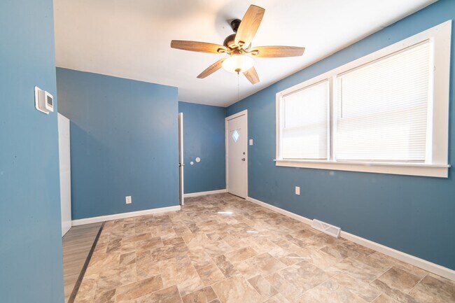 Building Photo - 323 W Peach St