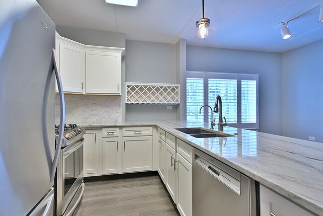 Building Photo - 210 N Addison Ave