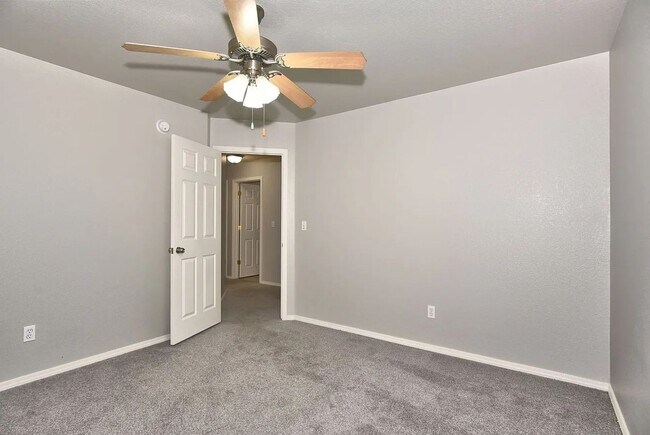 Building Photo - Beautiful 4 Bed 2.5 Bath Property in South...