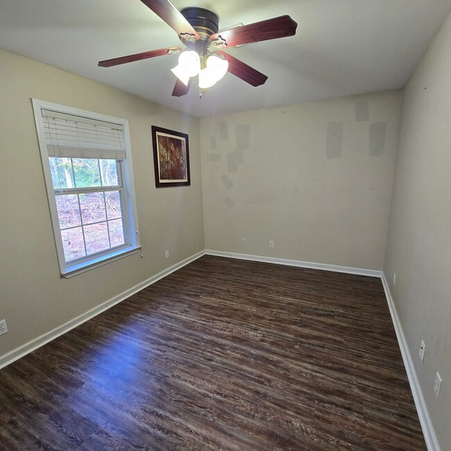 Building Photo - 2 Bedroom 1 Bath Condo Style Apartment