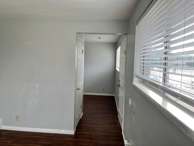 Building Photo - 326 W 4 Plex