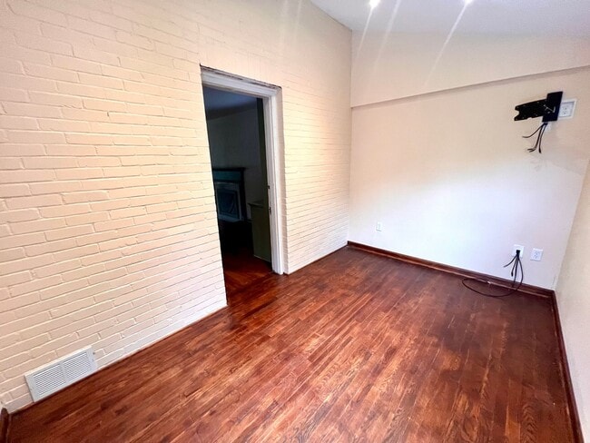 Building Photo - Pittsburgh - 3 Bedroom 1.5 Bathroom - Stunning Home