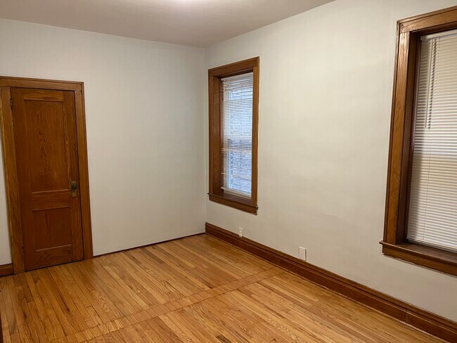 Master bedroom - 5353 W Newport Ave